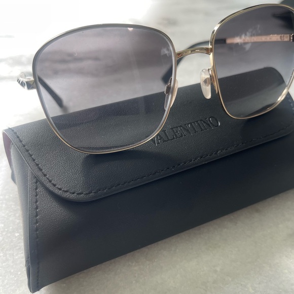 Women’s Valentino sunglasses with gold studs. - Picture 3 of 4